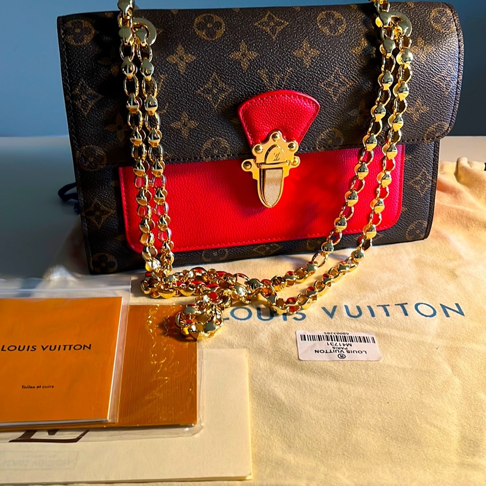 The Victoire chain bag